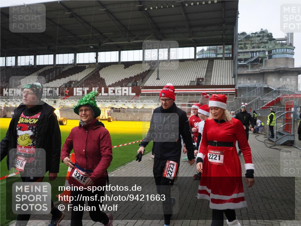 07.12.2025 - St. Pauli X-Mass-Run No. 15 Fabian Wolf http://msf.ph/oto/9421663 07.12.2025 11:47:24 Ziel 614, 898, 900, 901, 930, 992, 2221, 2223, 2568, 3215, 3416, 3419, 3420, 3430, 3471, 3482, 3594, 3596, 3641, 3798, 3800, 3948, 4883, 5004 meine-sportfotos.de
