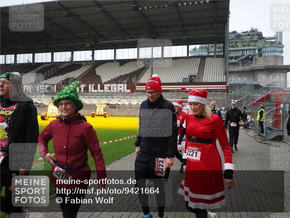 07.12.2025 - St. Pauli X-Mass-Run No. 15 Fabian Wolf http://msf.ph/oto/9421664 07.12.2025 11:47:24 Ziel 614, 898, 900, 901, 930, 992, 2221, 2223, 2568, 3215, 3416, 3419, 3420, 3430, 3471, 3482, 3594, 3596, 3641, 3798, 3800, 3948, 4883, 5004 meine-sportfotos.de