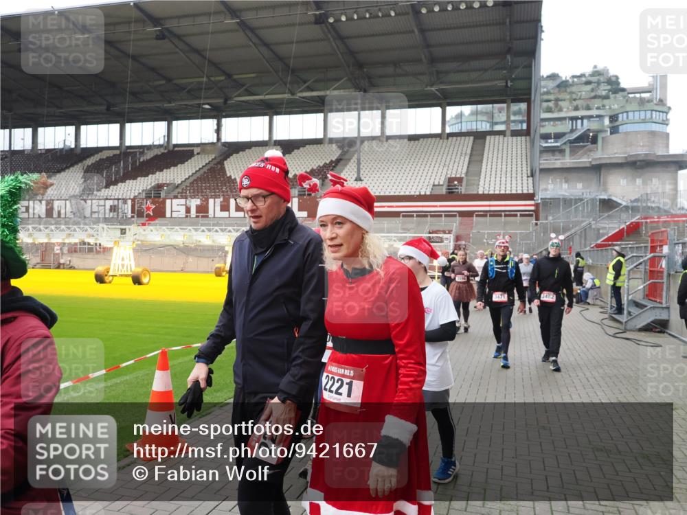 07.12.2025 - St. Pauli X-Mass-Run No. 15 Fabian Wolf http://msf.ph/oto/9421667 07.12.2025 11:47:24 Ziel 614, 898, 900, 901, 930, 992, 2221, 2223, 2568, 3215, 3416, 3419, 3420, 3430, 3471, 3482, 3594, 3596, 3641, 3798, 3800, 3948, 4883, 5004 meine-sportfotos.de