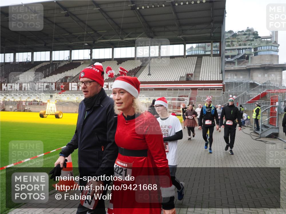 07.12.2025 - St. Pauli X-Mass-Run No. 15 Fabian Wolf http://msf.ph/oto/9421668 07.12.2025 11:47:25 Ziel 614, 898, 900, 901, 930, 992, 2221, 2223, 2568, 3416, 3419, 3420, 3430, 3471, 3482, 3594, 3596, 3641, 3798, 3800, 4883 meine-sportfotos.de