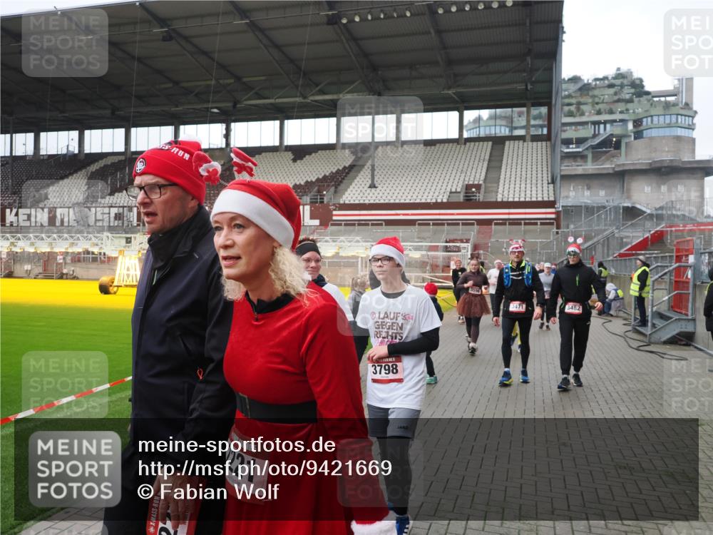 07.12.2025 - St. Pauli X-Mass-Run No. 15 Fabian Wolf http://msf.ph/oto/9421669 07.12.2025 11:47:25 Ziel 614, 898, 900, 901, 930, 992, 2221, 2223, 2568, 3416, 3419, 3420, 3430, 3471, 3482, 3594, 3596, 3641, 3798, 3800, 4883 meine-sportfotos.de