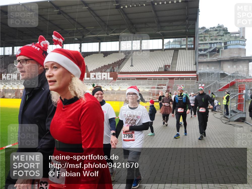 07.12.2025 - St. Pauli X-Mass-Run No. 15 Fabian Wolf http://msf.ph/oto/9421670 07.12.2025 11:47:25 Ziel 614, 898, 900, 901, 930, 992, 2221, 2223, 2568, 3416, 3419, 3420, 3430, 3471, 3482, 3594, 3596, 3641, 3798, 3800, 4883 meine-sportfotos.de