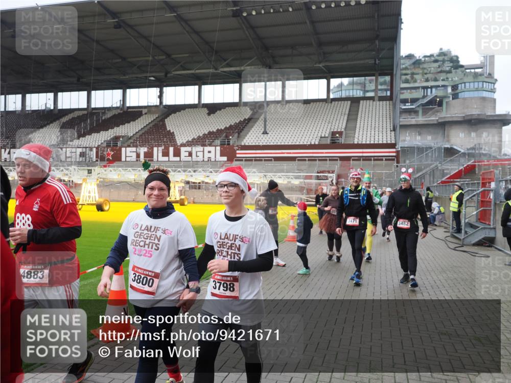 07.12.2025 - St. Pauli X-Mass-Run No. 15 Fabian Wolf http://msf.ph/oto/9421671 07.12.2025 11:47:25 Ziel 614, 898, 900, 901, 930, 992, 2221, 2223, 2568, 3416, 3419, 3420, 3430, 3471, 3482, 3594, 3596, 3641, 3798, 3800, 4883 meine-sportfotos.de