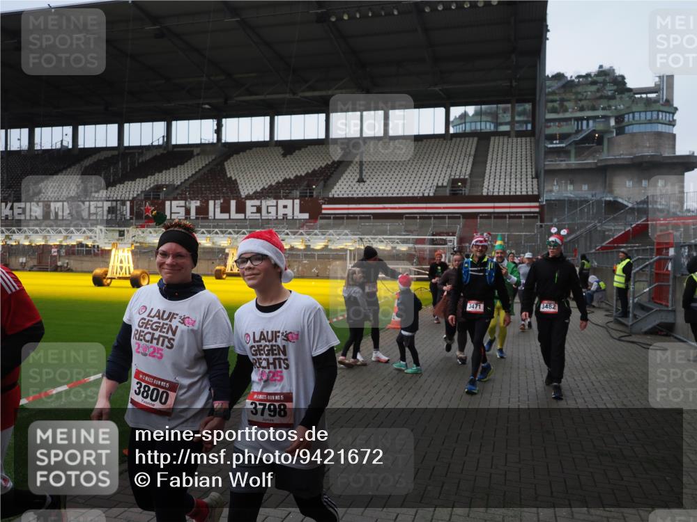 07.12.2025 - St. Pauli X-Mass-Run No. 15 Fabian Wolf http://msf.ph/oto/9421672 07.12.2025 11:47:26 Ziel 614, 898, 900, 901, 930, 992, 2221, 2223, 2568, 3416, 3419, 3430, 3471, 3482, 3594, 3596, 3641, 3754, 3770, 3798, 3800, 4883 meine-sportfotos.de