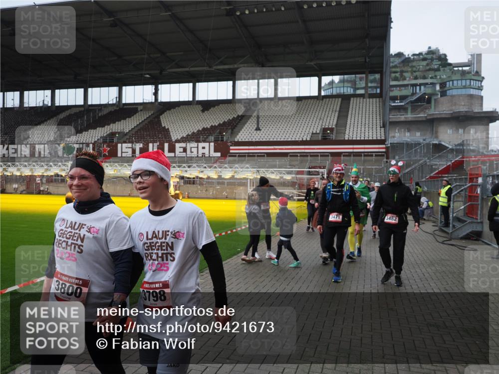 07.12.2025 - St. Pauli X-Mass-Run No. 15 Fabian Wolf http://msf.ph/oto/9421673 07.12.2025 11:47:26 Ziel 614, 898, 900, 901, 930, 992, 2221, 2223, 2568, 3416, 3419, 3430, 3471, 3482, 3594, 3596, 3641, 3754, 3770, 3798, 3800, 4883 meine-sportfotos.de
