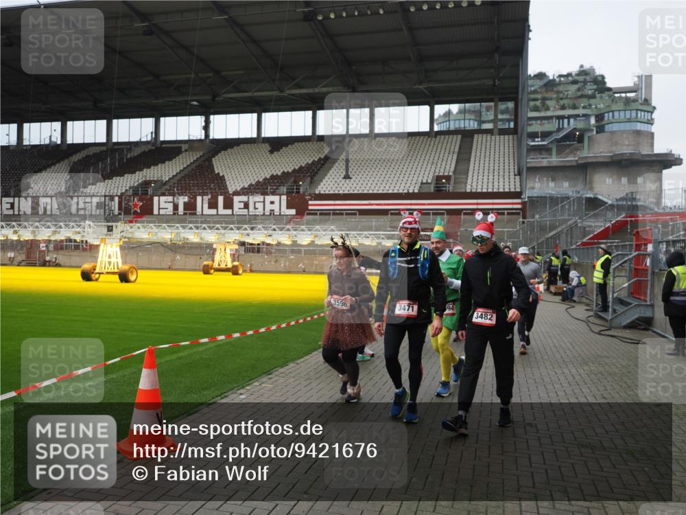 07.12.2025 - St. Pauli X-Mass-Run No. 15 Fabian Wolf http://msf.ph/oto/9421676 07.12.2025 11:47:27 Ziel 898, 900, 901, 930, 992, 2221, 2223, 2568, 3416, 3419, 3430, 3471, 3482, 3594, 3596, 3641, 3655, 3664, 3754, 3770, 3798, 3800, 4883 meine-sportfotos.de