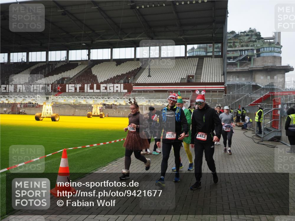 07.12.2025 - St. Pauli X-Mass-Run No. 15 Fabian Wolf http://msf.ph/oto/9421677 07.12.2025 11:47:27 Ziel 898, 900, 901, 930, 992, 2221, 2223, 2568, 3416, 3419, 3430, 3471, 3482, 3594, 3596, 3641, 3655, 3664, 3754, 3770, 3798, 3800, 4883 meine-sportfotos.de