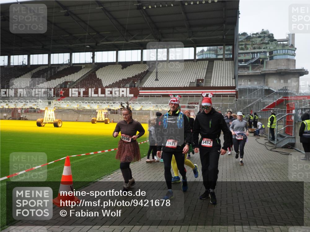 07.12.2025 - St. Pauli X-Mass-Run No. 15 Fabian Wolf http://msf.ph/oto/9421678 07.12.2025 11:47:28 Ziel 107, 125, 131, 930, 992, 2221, 2223, 3416, 3419, 3430, 3471, 3482, 3594, 3596, 3655, 3664, 3754, 3770, 3798, 3800, 4883 meine-sportfotos.de