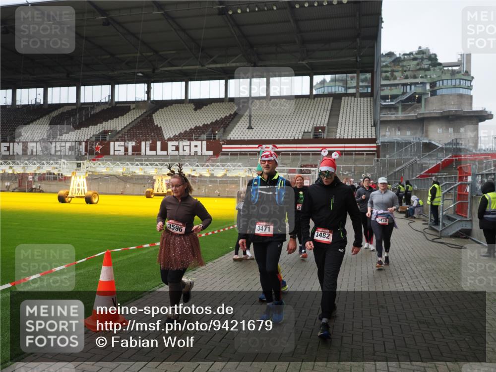 07.12.2025 - St. Pauli X-Mass-Run No. 15 Fabian Wolf http://msf.ph/oto/9421679 07.12.2025 11:47:28 Ziel 107, 125, 131, 930, 992, 2221, 2223, 3416, 3419, 3430, 3471, 3482, 3594, 3596, 3655, 3664, 3754, 3770, 3798, 3800, 4883 meine-sportfotos.de
