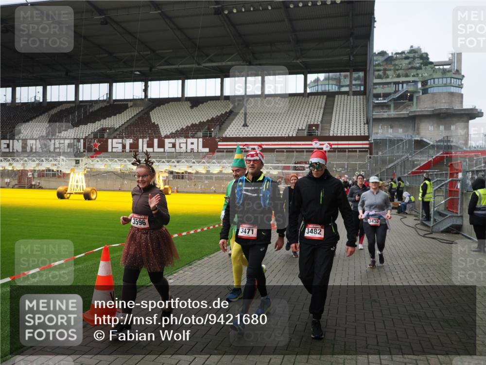 07.12.2025 - St. Pauli X-Mass-Run No. 15 Fabian Wolf http://msf.ph/oto/9421680 07.12.2025 11:47:28 Ziel 107, 125, 131, 930, 992, 2221, 2223, 3416, 3419, 3430, 3471, 3482, 3594, 3596, 3655, 3664, 3754, 3770, 3798, 3800, 4883 meine-sportfotos.de
