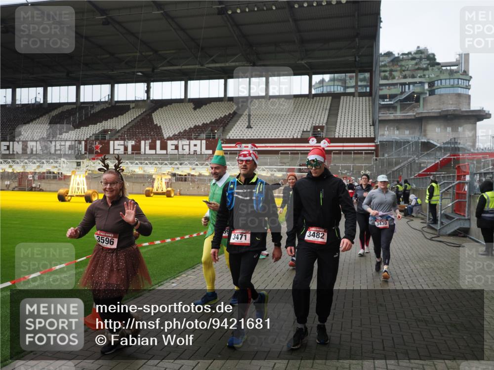 07.12.2025 - St. Pauli X-Mass-Run No. 15 Fabian Wolf http://msf.ph/oto/9421681 07.12.2025 11:47:28 Ziel 107, 125, 131, 930, 992, 2221, 2223, 3416, 3419, 3430, 3471, 3482, 3594, 3596, 3655, 3664, 3754, 3770, 3798, 3800, 4883 meine-sportfotos.de