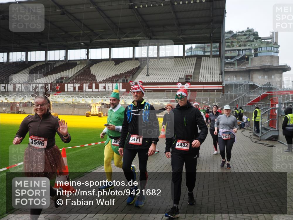 07.12.2025 - St. Pauli X-Mass-Run No. 15 Fabian Wolf http://msf.ph/oto/9421682 07.12.2025 11:47:28 Ziel 107, 125, 131, 930, 992, 2221, 2223, 3416, 3419, 3430, 3471, 3482, 3594, 3596, 3655, 3664, 3754, 3770, 3798, 3800, 4883 meine-sportfotos.de