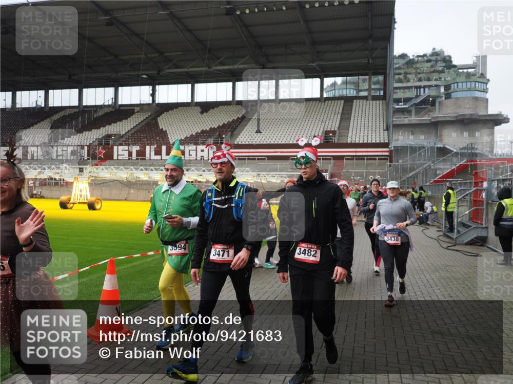 07.12.2025 - St. Pauli X-Mass-Run No. 15 Fabian Wolf http://msf.ph/oto/9421683 07.12.2025 11:47:29 Ziel 107, 121, 125, 131, 237, 254, 930, 992, 2221, 2223, 3416, 3419, 3430, 3471, 3482, 3594, 3596, 3655, 3664, 3754, 3770, 3798, 3800, 4883 meine-sportfotos.de