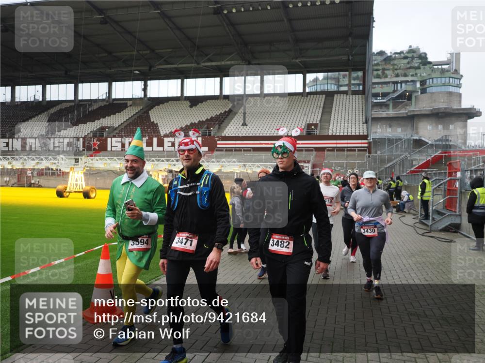 07.12.2025 - St. Pauli X-Mass-Run No. 15 Fabian Wolf http://msf.ph/oto/9421684 07.12.2025 11:47:29 Ziel 107, 121, 125, 131, 237, 254, 930, 992, 2221, 2223, 3416, 3419, 3430, 3471, 3482, 3594, 3596, 3655, 3664, 3754, 3770, 3798, 3800, 4883 meine-sportfotos.de