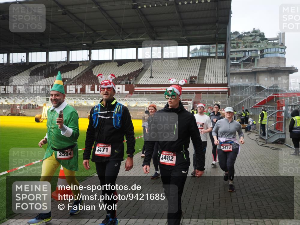 07.12.2025 - St. Pauli X-Mass-Run No. 15 Fabian Wolf http://msf.ph/oto/9421685 07.12.2025 11:47:29 Ziel 107, 121, 125, 131, 237, 254, 930, 992, 2221, 2223, 3416, 3419, 3430, 3471, 3482, 3594, 3596, 3655, 3664, 3754, 3770, 3798, 3800, 4883 meine-sportfotos.de