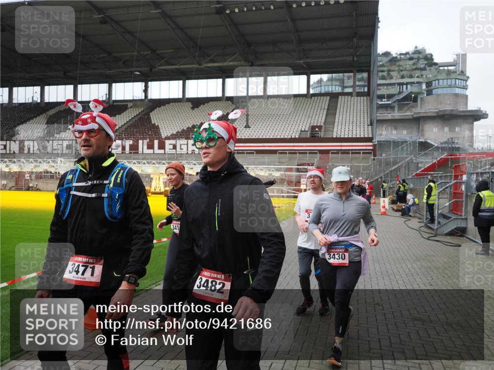 07.12.2025 - St. Pauli X-Mass-Run No. 15 Fabian Wolf http://msf.ph/oto/9421686 07.12.2025 11:47:30 Ziel 107, 121, 125, 131, 237, 254, 930, 992, 2221, 2223, 3416, 3419, 3430, 3471, 3482, 3594, 3596, 3655, 3664, 3754, 3770, 3798, 3800, 4883 meine-sportfotos.de