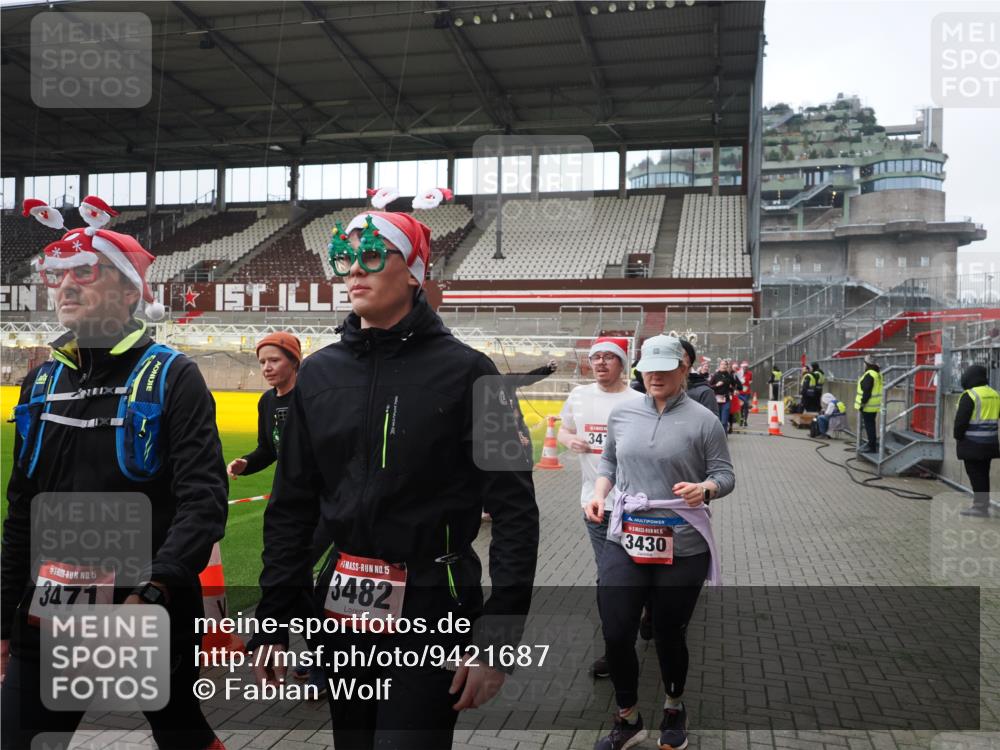 07.12.2025 - St. Pauli X-Mass-Run No. 15 Fabian Wolf http://msf.ph/oto/9421687 07.12.2025 11:47:30 Ziel 107, 121, 125, 131, 237, 254, 930, 992, 2221, 2223, 3416, 3419, 3430, 3471, 3482, 3594, 3596, 3655, 3664, 3754, 3770, 3798, 3800, 4883 meine-sportfotos.de