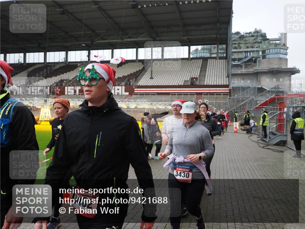 07.12.2025 - St. Pauli X-Mass-Run No. 15 Fabian Wolf http://msf.ph/oto/9421688 07.12.2025 11:47:30 Ziel 107, 121, 125, 131, 237, 254, 930, 992, 2221, 2223, 3416, 3419, 3430, 3471, 3482, 3594, 3596, 3655, 3664, 3754, 3770, 3798, 3800, 4883 meine-sportfotos.de