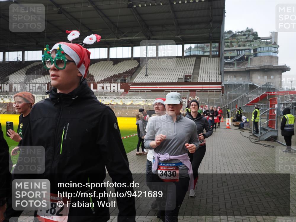 07.12.2025 - St. Pauli X-Mass-Run No. 15 Fabian Wolf http://msf.ph/oto/9421689 07.12.2025 11:47:30 Ziel 107, 121, 125, 131, 237, 254, 930, 992, 2221, 2223, 3416, 3419, 3430, 3471, 3482, 3594, 3596, 3655, 3664, 3754, 3770, 3798, 3800, 4883 meine-sportfotos.de