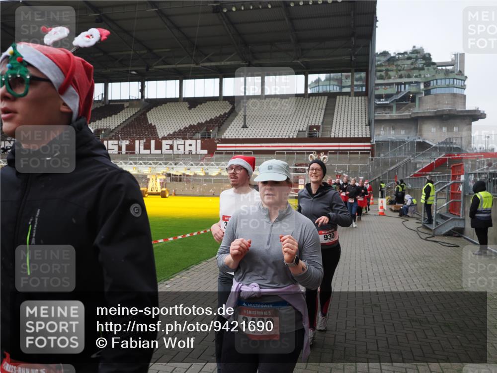 07.12.2025 - St. Pauli X-Mass-Run No. 15 Fabian Wolf http://msf.ph/oto/9421690 07.12.2025 11:47:30 Ziel 107, 121, 125, 131, 237, 254, 930, 992, 2221, 2223, 3416, 3419, 3430, 3471, 3482, 3594, 3596, 3655, 3664, 3754, 3770, 3798, 3800, 4883 meine-sportfotos.de