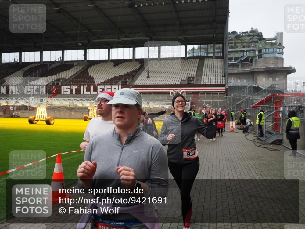 07.12.2025 - St. Pauli X-Mass-Run No. 15 Fabian Wolf http://msf.ph/oto/9421691 07.12.2025 11:47:31 Ziel 107, 121, 125, 131, 237, 245, 254, 930, 1540, 2221, 2223, 3416, 3419, 3430, 3471, 3482, 3594, 3596, 3655, 3664, 3754, 3770, 3798, 3800, 4883 meine-sportfotos.de
