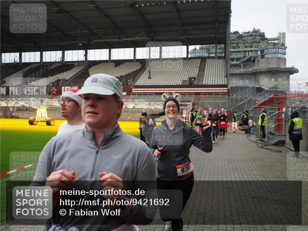 07.12.2025 - St. Pauli X-Mass-Run No. 15 Fabian Wolf http://msf.ph/oto/9421692 07.12.2025 11:47:31 Ziel 107, 121, 125, 131, 237, 245, 254, 930, 1540, 2221, 2223, 3416, 3419, 3430, 3471, 3482, 3594, 3596, 3655, 3664, 3754, 3770, 3798, 3800, 4883 meine-sportfotos.de