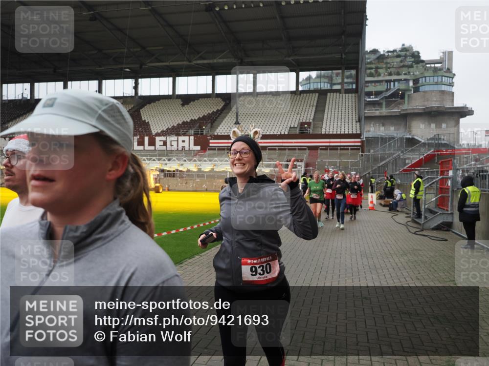 07.12.2025 - St. Pauli X-Mass-Run No. 15 Fabian Wolf http://msf.ph/oto/9421693 07.12.2025 11:47:31 Ziel 107, 121, 125, 131, 237, 245, 254, 930, 1540, 2221, 2223, 3416, 3419, 3430, 3471, 3482, 3594, 3596, 3655, 3664, 3754, 3770, 3798, 3800, 4883 meine-sportfotos.de