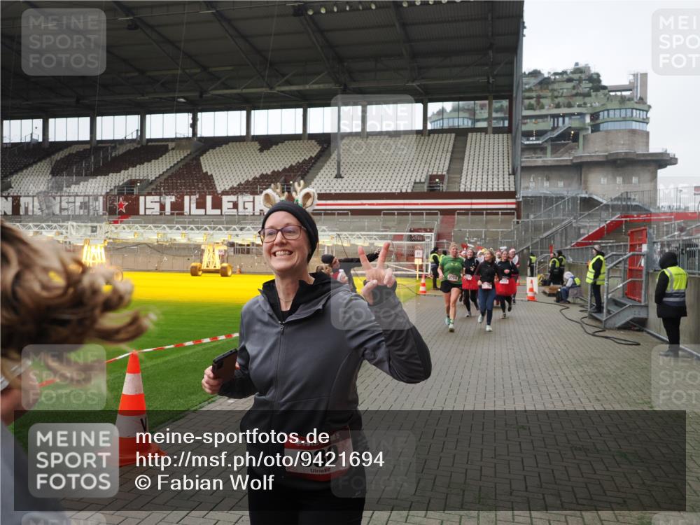 07.12.2025 - St. Pauli X-Mass-Run No. 15 Fabian Wolf http://msf.ph/oto/9421694 07.12.2025 11:47:31 Ziel 107, 121, 125, 131, 237, 245, 254, 930, 1540, 2221, 2223, 3416, 3419, 3430, 3471, 3482, 3594, 3596, 3655, 3664, 3754, 3770, 3798, 3800, 4883 meine-sportfotos.de