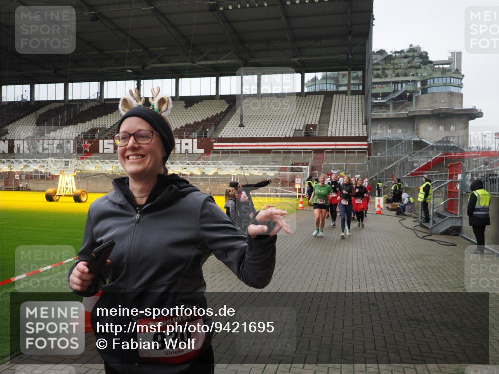 07.12.2025 - St. Pauli X-Mass-Run No. 15 Fabian Wolf http://msf.ph/oto/9421695 07.12.2025 11:47:32 Ziel 107, 121, 125, 131, 237, 245, 254, 930, 1540, 3416, 3419, 3430, 3471, 3482, 3594, 3596, 3655, 3664, 3754, 3770, 3798, 3800, 4883 meine-sportfotos.de