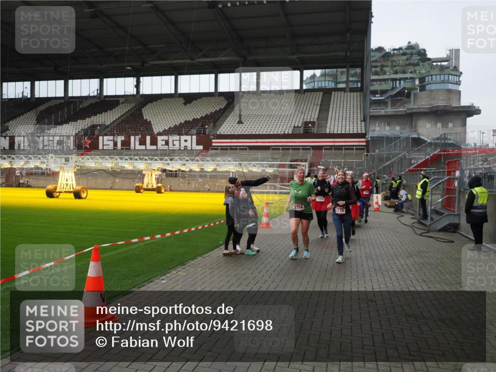 07.12.2025 - St. Pauli X-Mass-Run No. 15 Fabian Wolf http://msf.ph/oto/9421698 07.12.2025 11:47:33 Ziel 107, 121, 125, 131, 237, 245, 254, 930, 1540, 3416, 3419, 3430, 3594, 3596, 3655, 3664, 3754, 3770, 3798, 3800, 4883 meine-sportfotos.de