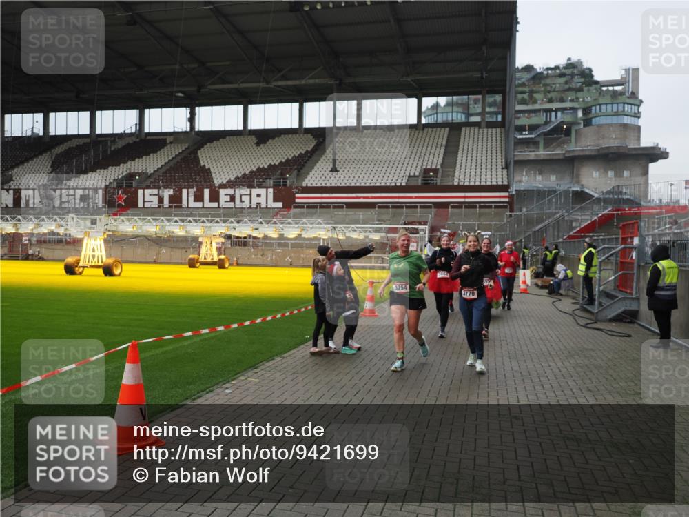 07.12.2025 - St. Pauli X-Mass-Run No. 15 Fabian Wolf http://msf.ph/oto/9421699 07.12.2025 11:47:33 Ziel 107, 121, 125, 131, 237, 245, 254, 930, 1540, 3416, 3419, 3430, 3594, 3596, 3655, 3664, 3754, 3770, 3798, 3800, 4883 meine-sportfotos.de