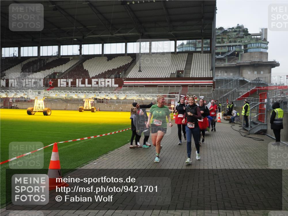 07.12.2025 - St. Pauli X-Mass-Run No. 15 Fabian Wolf http://msf.ph/oto/9421701 07.12.2025 11:47:34 Ziel 107, 121, 125, 131, 237, 245, 254, 930, 1540, 3416, 3419, 3430, 3594, 3596, 3655, 3664, 3754, 3770, 4883 meine-sportfotos.de