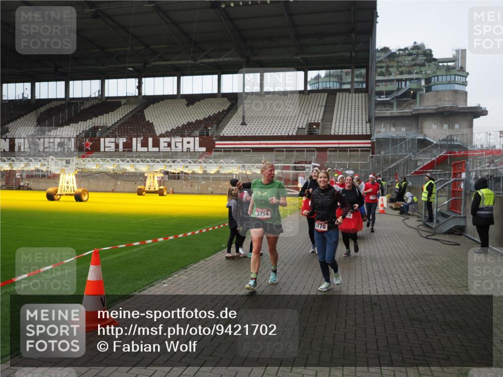 07.12.2025 - St. Pauli X-Mass-Run No. 15 Fabian Wolf http://msf.ph/oto/9421702 07.12.2025 11:47:34 Ziel 107, 121, 125, 131, 237, 245, 254, 930, 1540, 3416, 3419, 3430, 3594, 3596, 3655, 3664, 3754, 3770, 4883 meine-sportfotos.de
