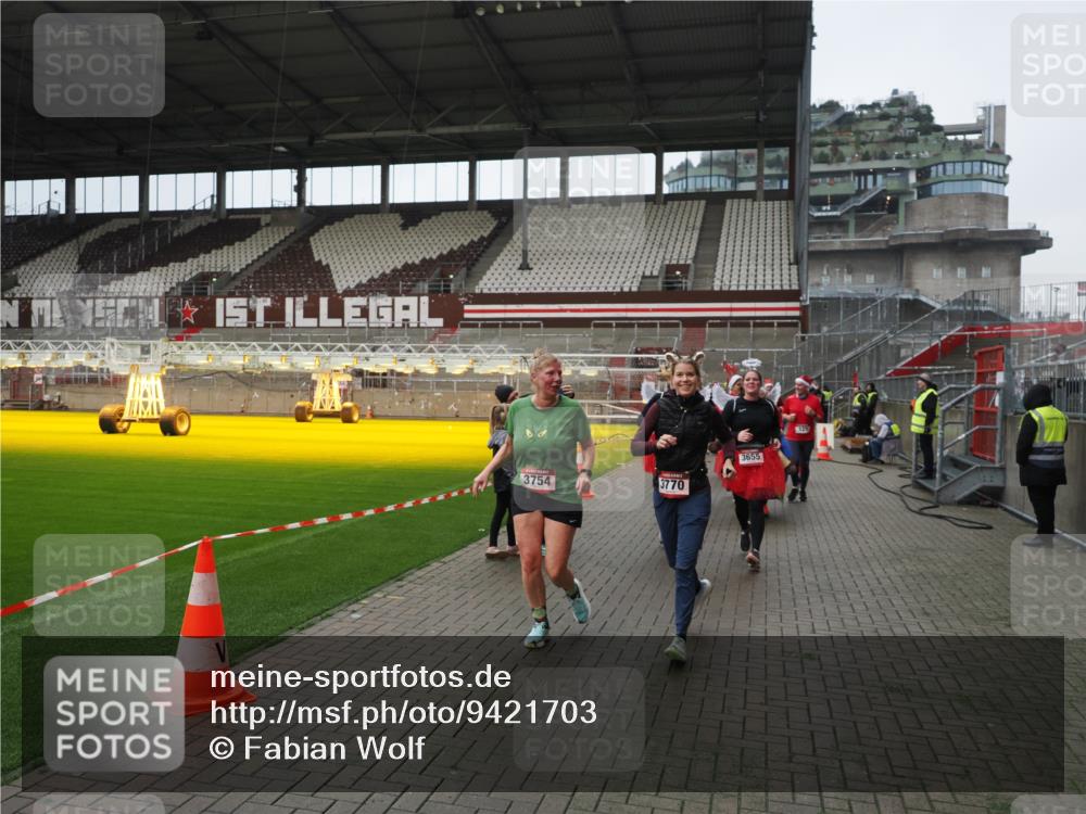 07.12.2025 - St. Pauli X-Mass-Run No. 15 Fabian Wolf http://msf.ph/oto/9421703 07.12.2025 11:47:34 Ziel 107, 121, 125, 131, 237, 245, 254, 930, 1540, 3416, 3419, 3430, 3594, 3596, 3655, 3664, 3754, 3770, 4883 meine-sportfotos.de