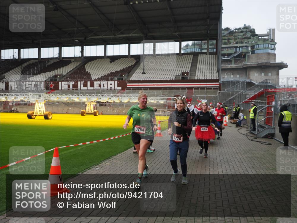 07.12.2025 - St. Pauli X-Mass-Run No. 15 Fabian Wolf http://msf.ph/oto/9421704 07.12.2025 11:47:34 Ziel 107, 121, 125, 131, 237, 245, 254, 930, 1540, 3416, 3419, 3430, 3594, 3596, 3655, 3664, 3754, 3770, 4883 meine-sportfotos.de