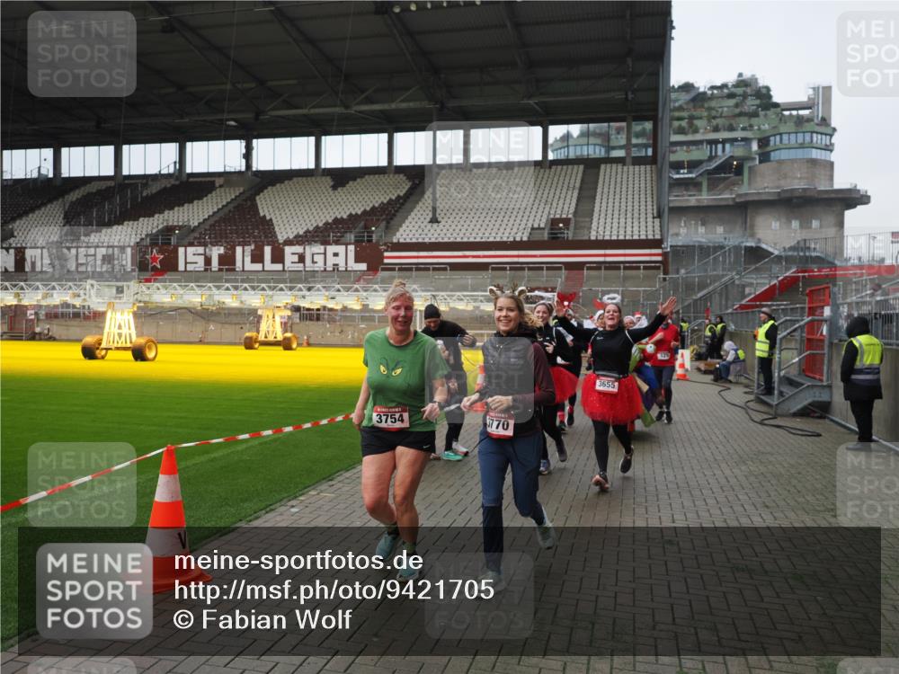 07.12.2025 - St. Pauli X-Mass-Run No. 15 Fabian Wolf http://msf.ph/oto/9421705 07.12.2025 11:47:34 Ziel 107, 121, 125, 131, 237, 245, 254, 930, 1540, 3416, 3419, 3430, 3594, 3596, 3655, 3664, 3754, 3770, 4883 meine-sportfotos.de
