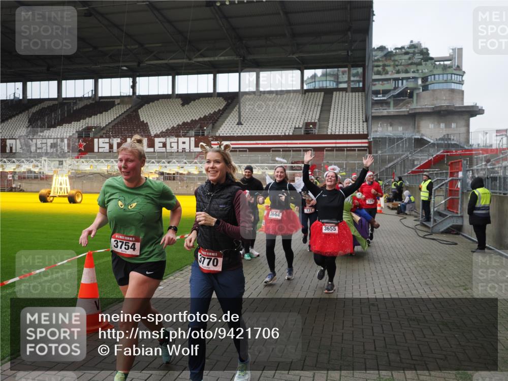 07.12.2025 - St. Pauli X-Mass-Run No. 15 Fabian Wolf http://msf.ph/oto/9421706 07.12.2025 11:47:35 Ziel 107, 121, 125, 131, 237, 245, 254, 930, 1540, 3416, 3419, 3430, 3594, 3596, 3655, 3664, 3754, 3770, 4883 meine-sportfotos.de