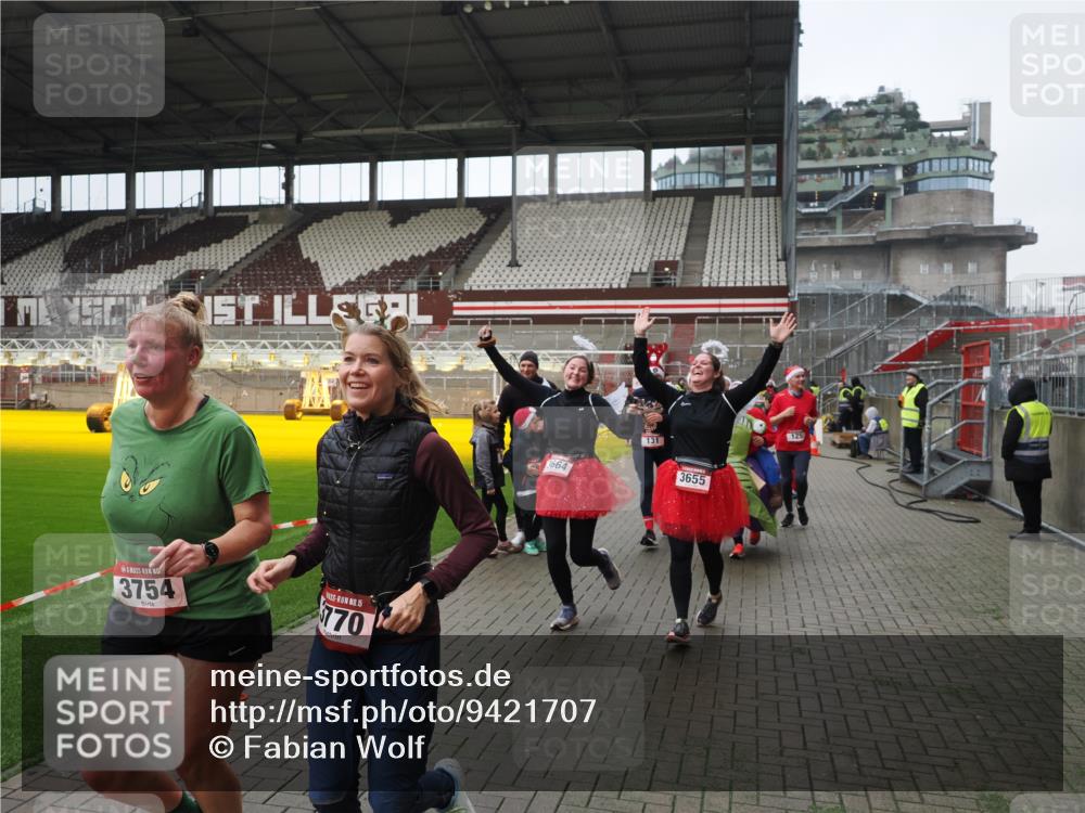 07.12.2025 - St. Pauli X-Mass-Run No. 15 Fabian Wolf http://msf.ph/oto/9421707 07.12.2025 11:47:35 Ziel 107, 121, 125, 131, 237, 245, 254, 930, 1540, 3416, 3419, 3430, 3594, 3596, 3655, 3664, 3754, 3770, 4883 meine-sportfotos.de