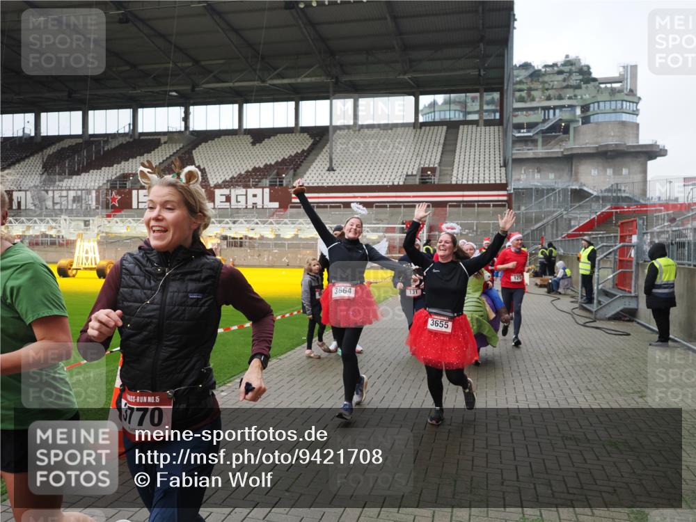07.12.2025 - St. Pauli X-Mass-Run No. 15 Fabian Wolf http://msf.ph/oto/9421708 07.12.2025 11:47:35 Ziel 107, 121, 125, 131, 237, 245, 254, 930, 1540, 3416, 3419, 3430, 3594, 3596, 3655, 3664, 3754, 3770, 4883 meine-sportfotos.de