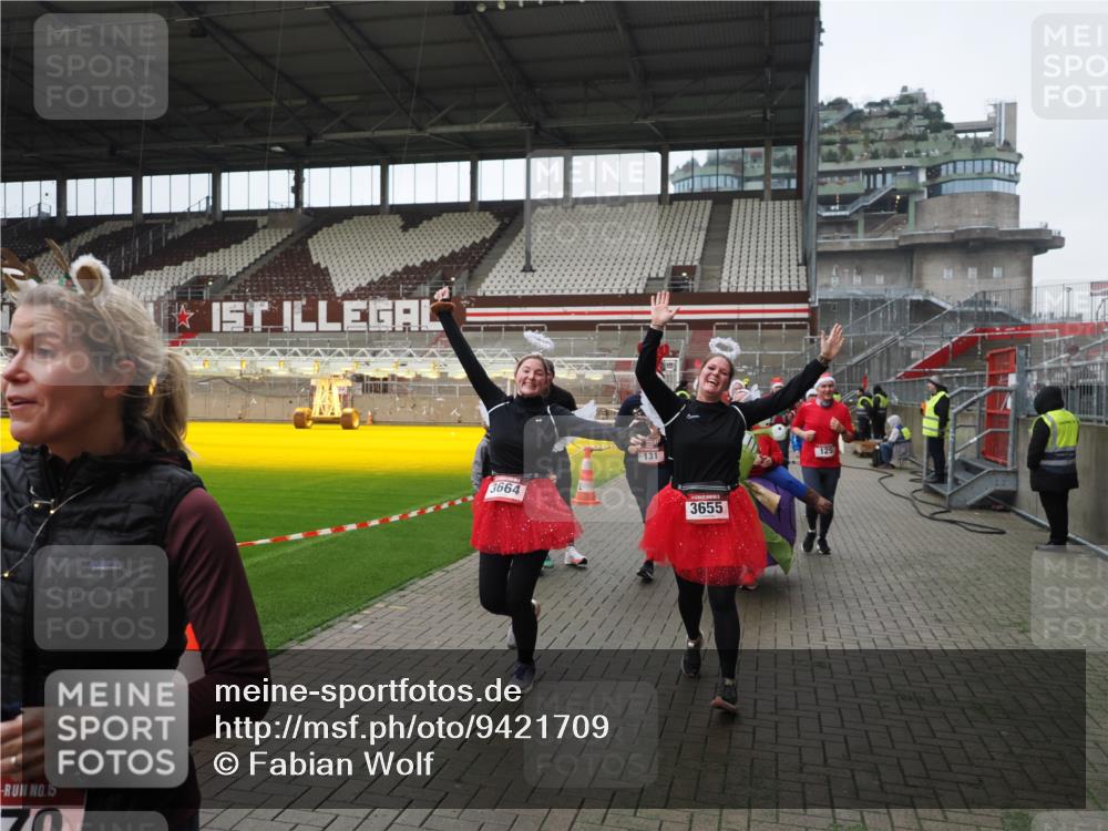 07.12.2025 - St. Pauli X-Mass-Run No. 15 Fabian Wolf http://msf.ph/oto/9421709 07.12.2025 11:47:36 Ziel 107, 121, 125, 131, 237, 245, 254, 930, 1540, 3416, 3419, 3430, 3594, 3596, 3655, 3664, 3754, 3770 meine-sportfotos.de