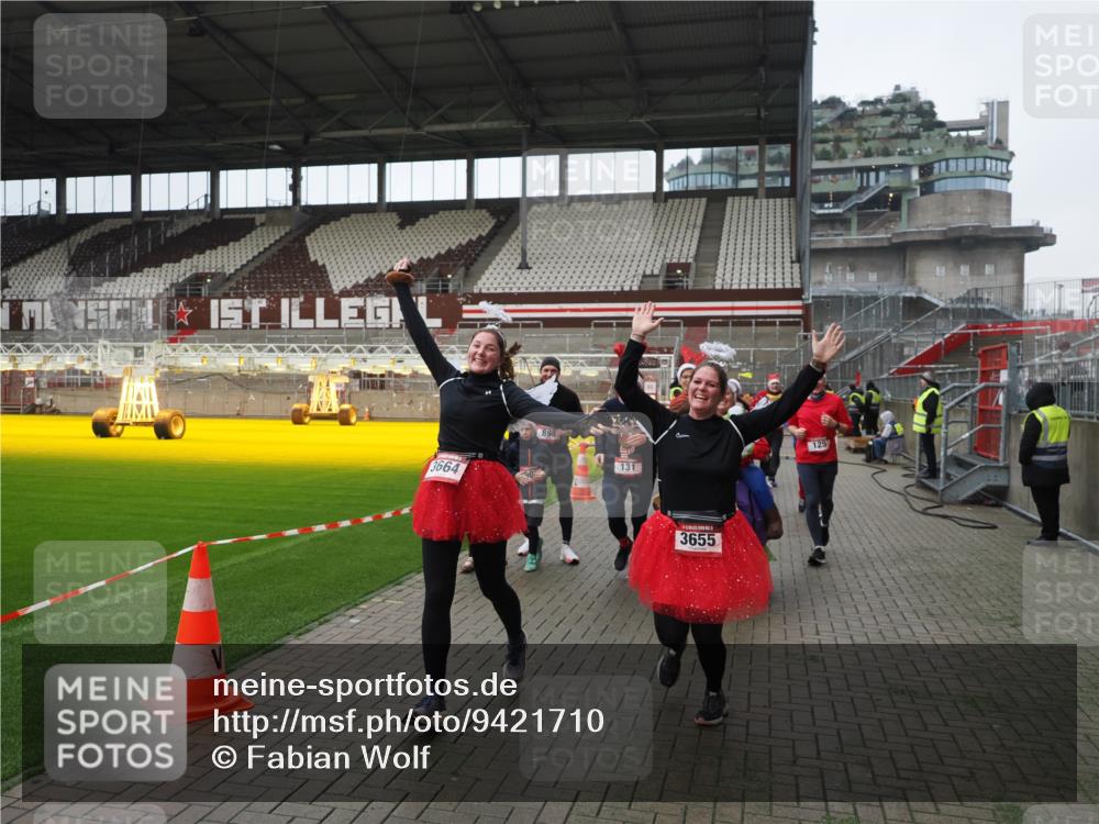 07.12.2025 - St. Pauli X-Mass-Run No. 15 Fabian Wolf http://msf.ph/oto/9421710 07.12.2025 11:47:36 Ziel 107, 121, 125, 131, 237, 245, 254, 930, 1540, 3416, 3419, 3430, 3594, 3596, 3655, 3664, 3754, 3770 meine-sportfotos.de