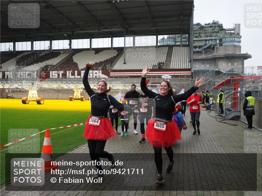 07.12.2025 - St. Pauli X-Mass-Run No. 15 Fabian Wolf http://msf.ph/oto/9421711 07.12.2025 11:47:36 Ziel 107, 121, 125, 131, 237, 245, 254, 930, 1540, 3416, 3419, 3430, 3594, 3596, 3655, 3664, 3754, 3770 meine-sportfotos.de