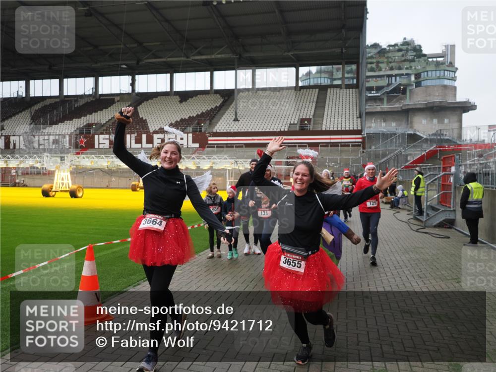 07.12.2025 - St. Pauli X-Mass-Run No. 15 Fabian Wolf http://msf.ph/oto/9421712 07.12.2025 11:47:36 Ziel 107, 121, 125, 131, 237, 245, 254, 930, 1540, 3416, 3419, 3430, 3594, 3596, 3655, 3664, 3754, 3770 meine-sportfotos.de