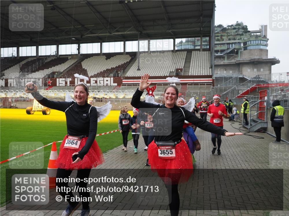 07.12.2025 - St. Pauli X-Mass-Run No. 15 Fabian Wolf http://msf.ph/oto/9421713 07.12.2025 11:47:36 Ziel 107, 121, 125, 131, 237, 245, 254, 930, 1540, 3416, 3419, 3430, 3594, 3596, 3655, 3664, 3754, 3770 meine-sportfotos.de