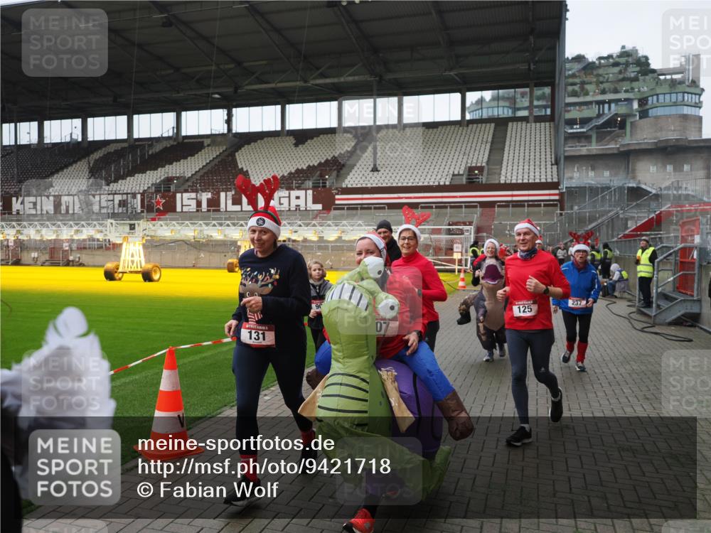 07.12.2025 - St. Pauli X-Mass-Run No. 15 Fabian Wolf http://msf.ph/oto/9421718 07.12.2025 11:47:37 Ziel 107, 121, 125, 131, 237, 245, 254, 930, 1540, 3416, 3419, 3430, 3594, 3596, 3655, 3664, 3754, 3770 meine-sportfotos.de