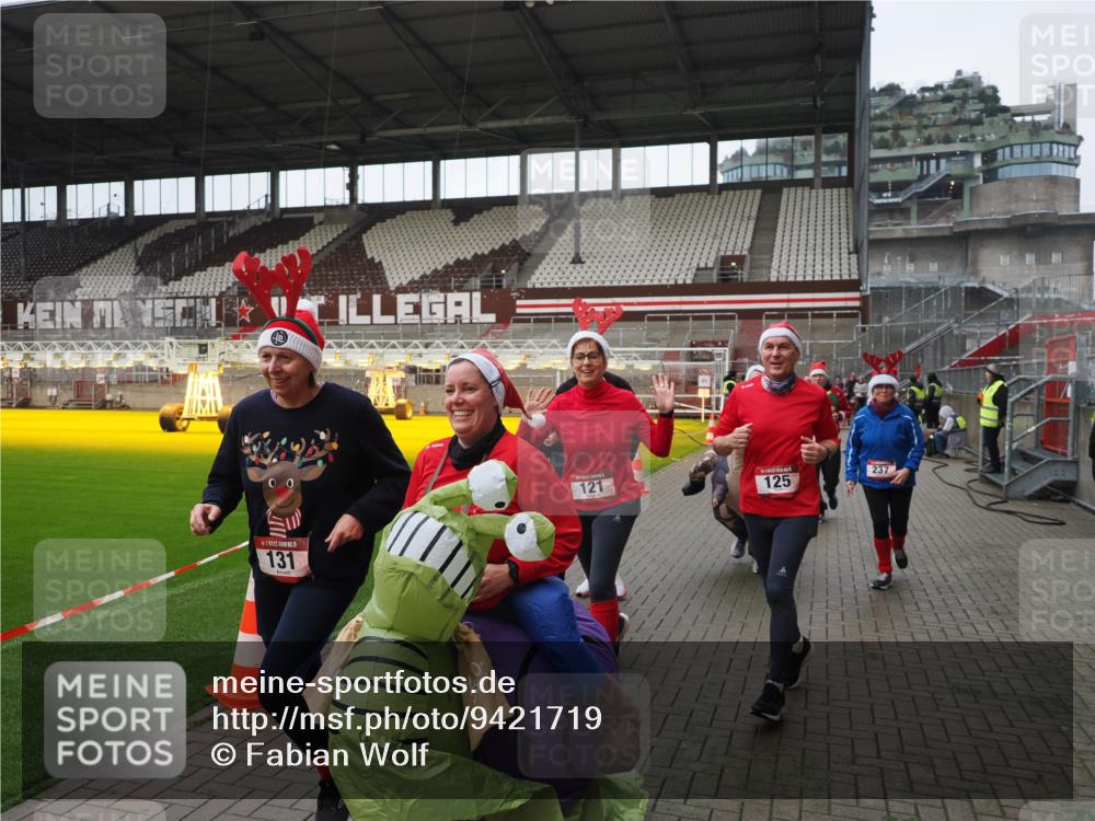 07.12.2025 - St. Pauli X-Mass-Run No. 15 Fabian Wolf http://msf.ph/oto/9421719 07.12.2025 11:47:38 Ziel 107, 121, 125, 131, 237, 245, 254, 930, 1540, 3416, 3419, 3430, 3594, 3596, 3655, 3664, 3754, 3770 meine-sportfotos.de