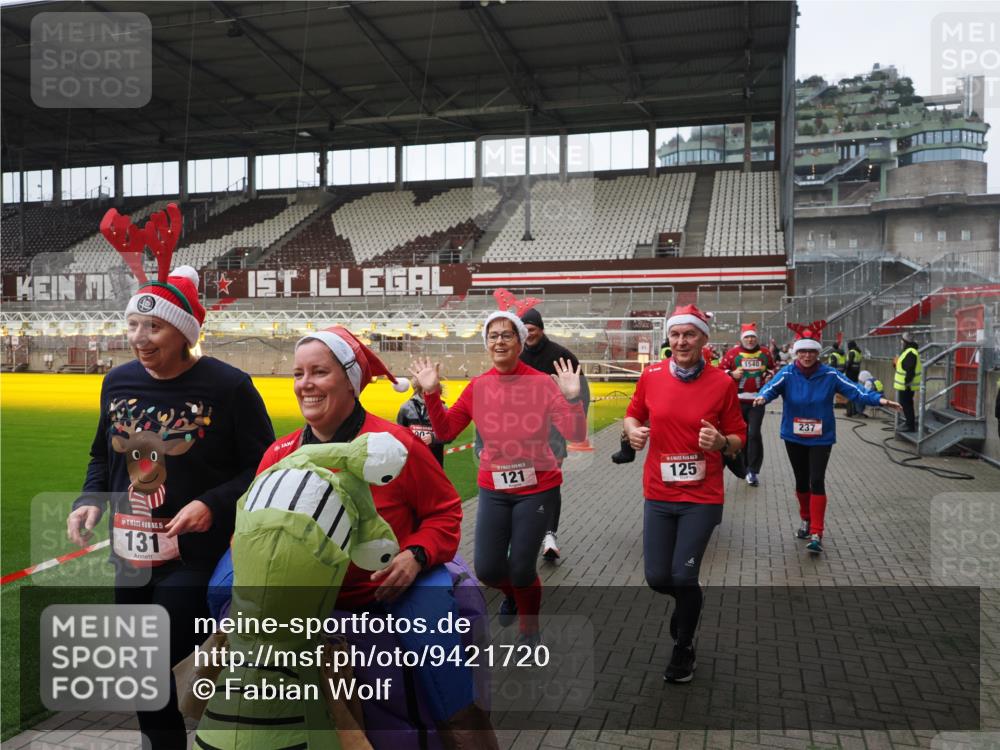 07.12.2025 - St. Pauli X-Mass-Run No. 15 Fabian Wolf http://msf.ph/oto/9421720 07.12.2025 11:47:38 Ziel 107, 121, 125, 131, 237, 245, 254, 930, 1540, 3416, 3419, 3430, 3594, 3596, 3655, 3664, 3754, 3770 meine-sportfotos.de