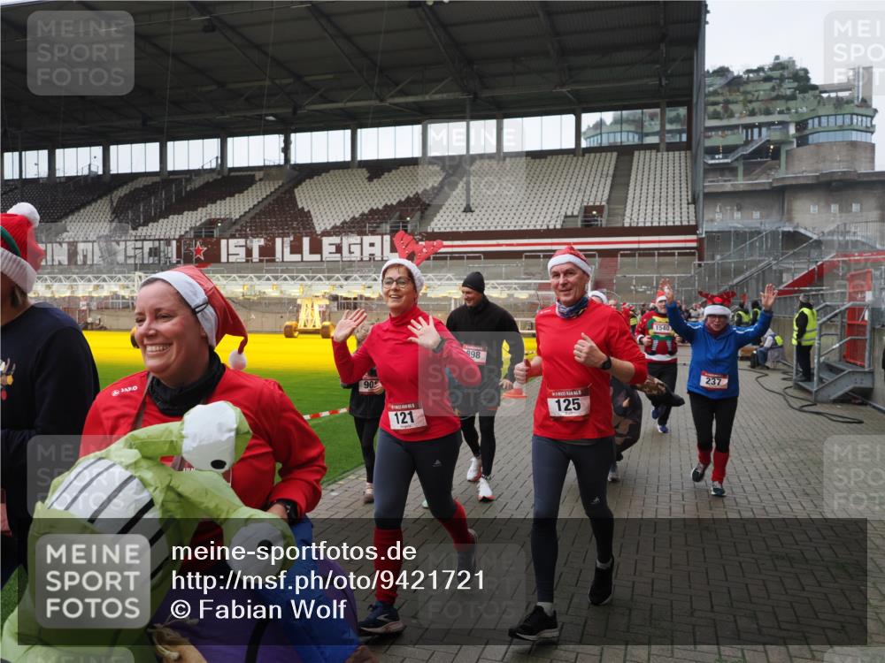 07.12.2025 - St. Pauli X-Mass-Run No. 15 Fabian Wolf http://msf.ph/oto/9421721 07.12.2025 11:47:38 Ziel 107, 121, 125, 131, 237, 245, 254, 930, 1540, 3416, 3419, 3430, 3594, 3596, 3655, 3664, 3754, 3770 meine-sportfotos.de
