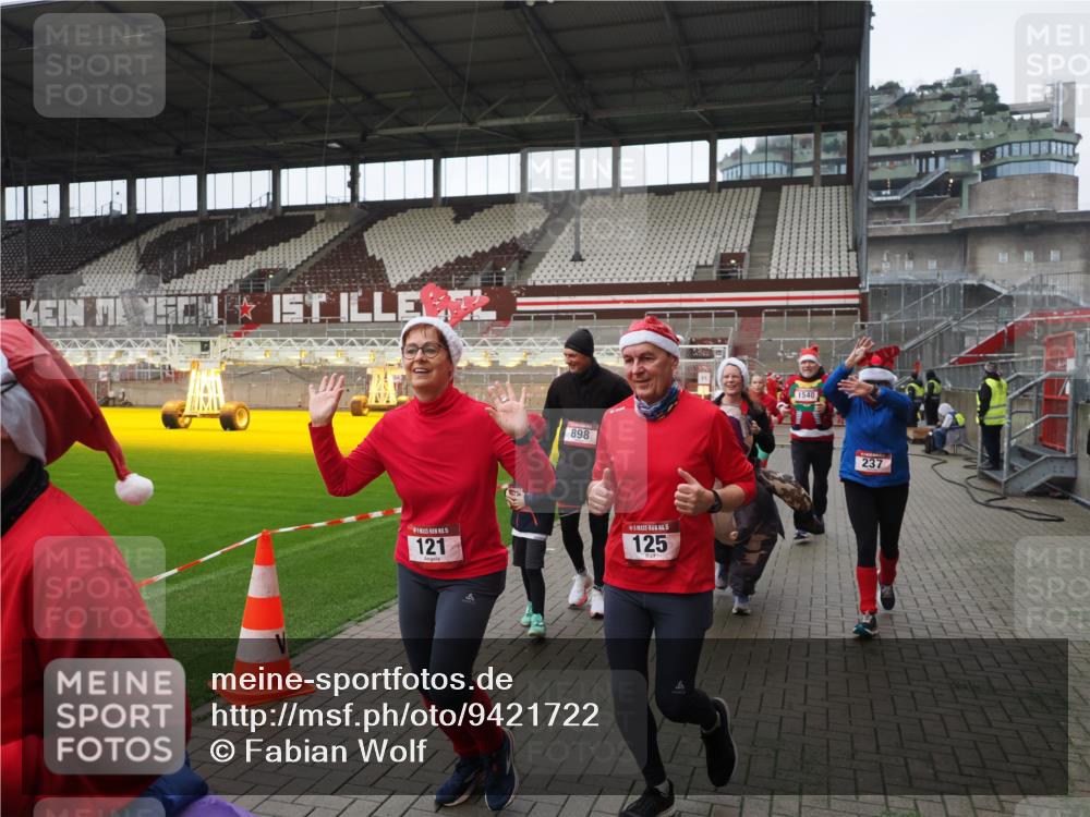 07.12.2025 - St. Pauli X-Mass-Run No. 15 Fabian Wolf http://msf.ph/oto/9421722 07.12.2025 11:47:38 Ziel 107, 121, 125, 131, 237, 245, 254, 930, 1540, 3416, 3419, 3430, 3594, 3596, 3655, 3664, 3754, 3770 meine-sportfotos.de