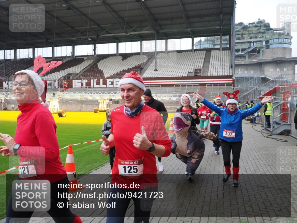07.12.2025 - St. Pauli X-Mass-Run No. 15 Fabian Wolf http://msf.ph/oto/9421723 07.12.2025 11:47:39 Ziel 107, 121, 125, 131, 237, 245, 254, 930, 1540, 3416, 3419, 3430, 3594, 3596, 3655, 3664, 3754, 3770 meine-sportfotos.de